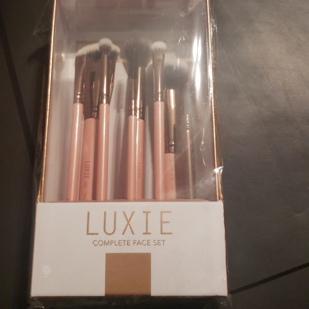 Luxie rose gold complete face brush set 8 Piece